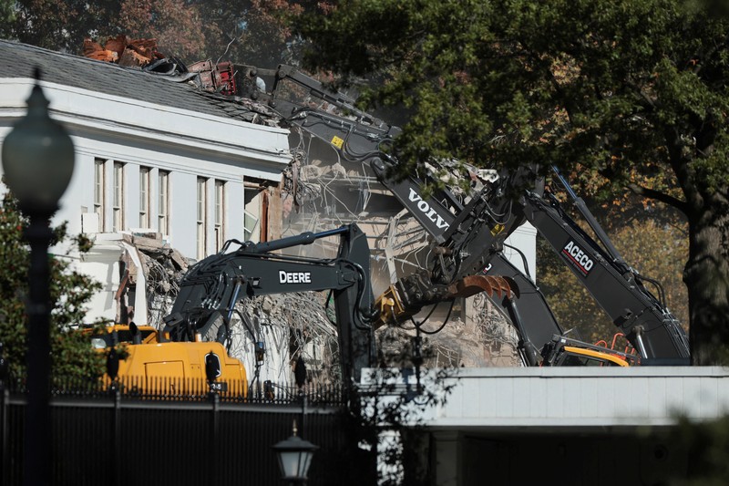 Konstruksi sedang berlangsung di Sayap Timur Gedung Putih, tempat ruang dansa yang diusulkan Presiden AS Donald Trump sedang dibangun, di Washington, D.C., 20 Oktober 2025. Konstruksi sedang berlangsung di Sayap Timur Gedung Putih, tempat ruang dansa yang diusulkan Presiden AS Donald Trump sedang dibangun, di Washington, D.C., 20 Oktober 2025. (REUTERS/Jessica Koscielniak)