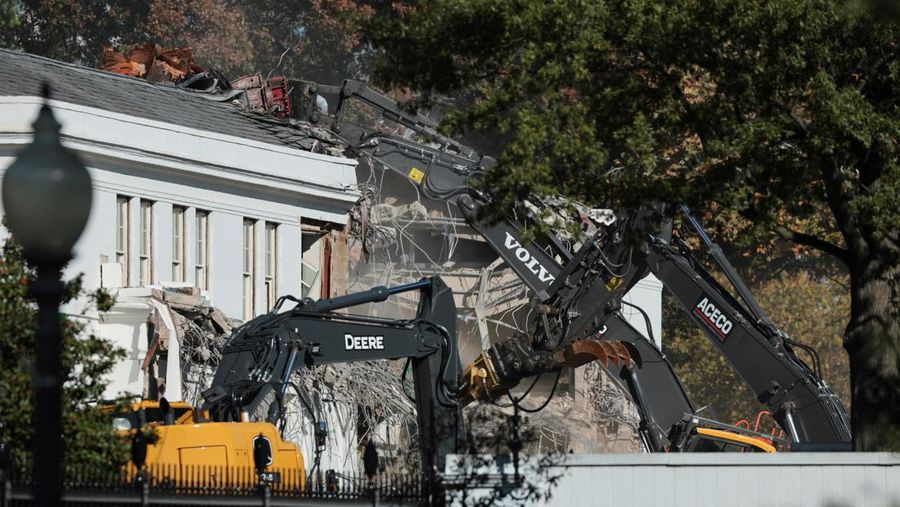 Konstruksi sedang berlangsung di Sayap Timur Gedung Putih, tempat ruang dansa yang diusulkan Presiden AS Donald Trump sedang dibangun, di Washington, D.C., 20 Oktober 2025. (REUTERS/Jessica Koscielniak)