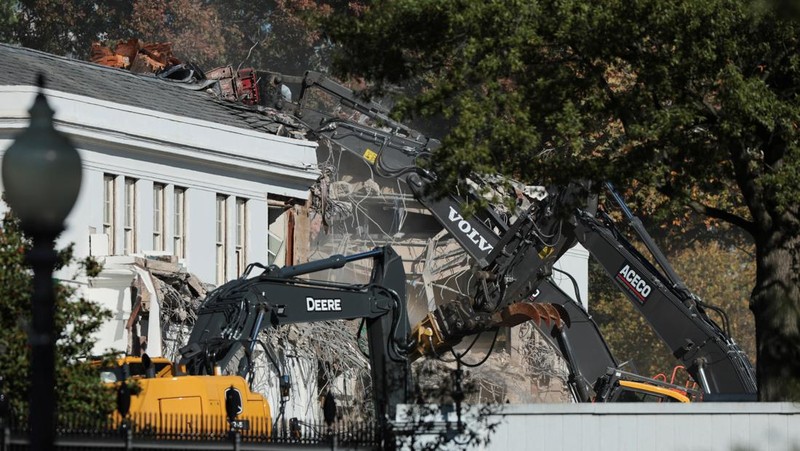Konstruksi sedang berlangsung di Sayap Timur Gedung Putih, tempat ruang dansa yang diusulkan Presiden AS Donald Trump sedang dibangun, di Washington, D.C., 20 Oktober 2025. (REUTERS/Jessica Koscielniak)