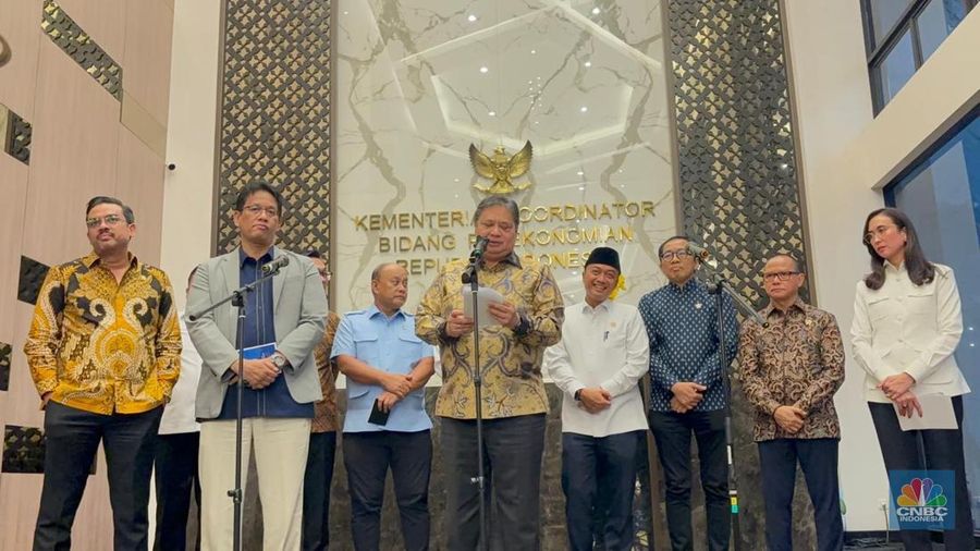 Menko Perekonomian, Airlangga Hartarto di dampingi Menteri Keuangan, Purbaya Yudhi Sadewa dan Menteri UMKM, Maman Abdurrahman saat menyampaikan keterangan terkait Pemerintah membentuk Satuan Tugas Percepatan Program Strategis Pemerintah untuk mempercepat berbagai program prioritas nasional di Kantor Kemenko Perekonomian, Jakarta, Rabu (22/10/2025). (CNBC Indonesia/Zahwa Madjid)