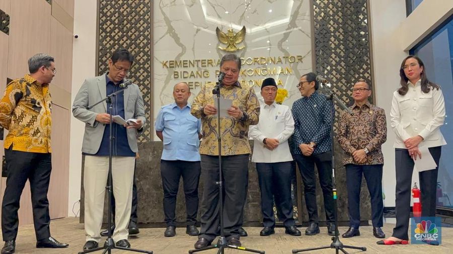 Menko Perekonomian, Airlangga Hartarto di dampingi Menteri Keuangan, Purbaya Yudhi Sadewa dan Menteri UMKM, Maman Abdurrahman saat menyampaikan keterangan terkait Pemerintah membentuk Satuan Tugas Percepatan Program Strategis Pemerintah untuk mempercepat berbagai program prioritas nasional di Kantor Kemenko Perekonomian, Jakarta, Rabu (22/10/2025). (CNBC Indonesia/Zahwa Madjid)