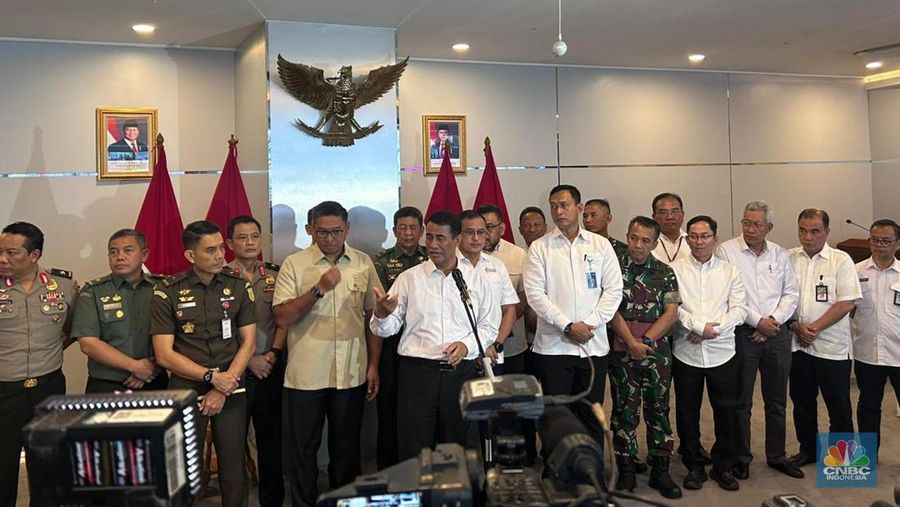 Menteri Pertanian Andi Amran Sulaiman dalam rangka 1 Tahun Kinerja Pembangunan Pertanian pada Pemerintahan Presiden Prabowo Subianto, Kamis (22/10/2025) di gedung Kementan, Jakarta. (CNBC Indonesia/Martyasari Rizky)