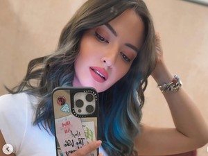 Nia Ramadhani Tampil Beda, Pamer Rambut Baru Warna Biru Abu-abu