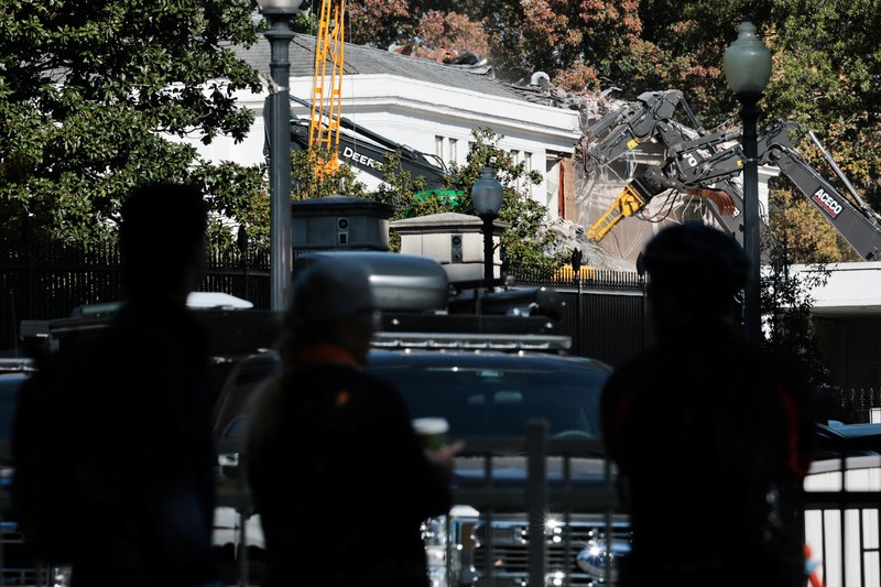 Konstruksi sedang berlangsung di Sayap Timur Gedung Putih, tempat ruang dansa yang diusulkan Presiden AS Donald Trump sedang dibangun, di Washington, D.C., 20 Oktober 2025. Konstruksi sedang berlangsung di Sayap Timur Gedung Putih, tempat ruang dansa yang diusulkan Presiden AS Donald Trump sedang dibangun, di Washington, D.C., 20 Oktober 2025. (REUTERS/Jessica Koscielniak)