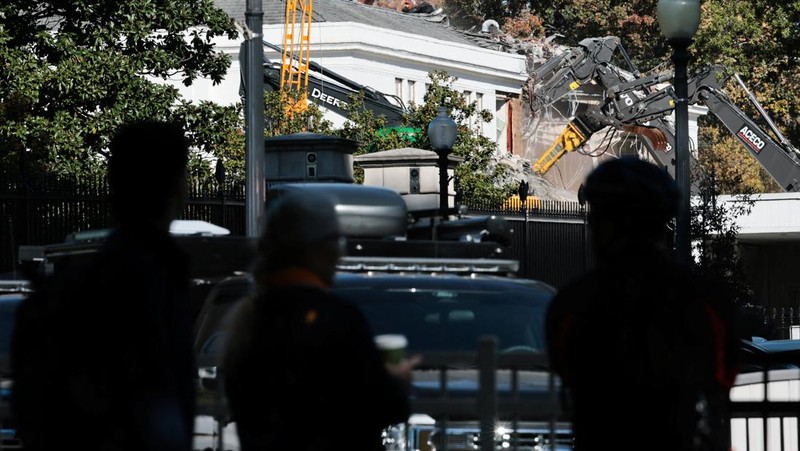 Konstruksi sedang berlangsung di Sayap Timur Gedung Putih, tempat ruang dansa yang diusulkan Presiden AS Donald Trump sedang dibangun, di Washington, D.C., 20 Oktober 2025. (REUTERS/Jessica Koscielniak)
