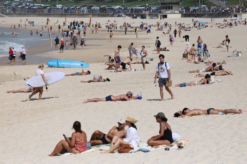 Orang-orang berjemur di Pantai Bondi, karena suhu diperkirakan mencapai puncaknya 39 derajat Celsius, menurut Biro Meteorologi, di Sydney, Australia, 22 Oktober 2025. Orang-orang berjemur di Pantai Bondi, karena suhu diperkirakan mencapai puncaknya 39 derajat Celsius, menurut Biro Meteorologi, di Sydney, Australia, 22 Oktober 2025. (REUTERS/Hollie Adams)