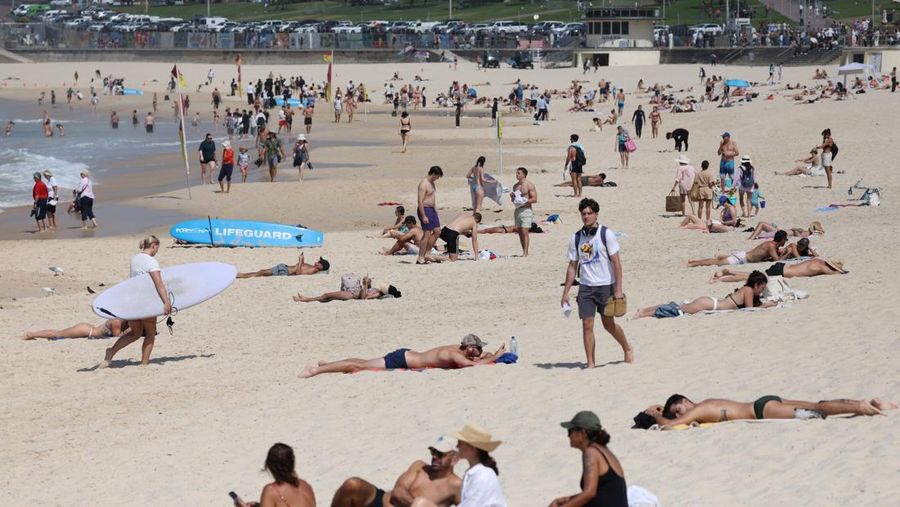 Orang-orang berjemur di Pantai Bondi, karena suhu diperkirakan mencapai puncaknya 39 derajat Celsius, menurut Biro Meteorologi, di Sydney, Australia, 22 Oktober 2025. (REUTERS/Hollie Adams)