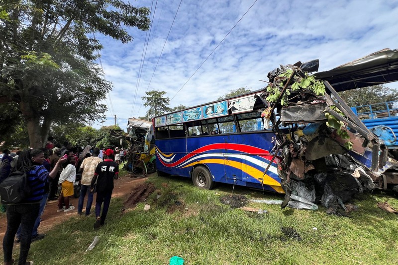 Puing-puing bus angkutan umum yang terlibat dalam tabrakan langsung diparkir di kantor polisi dekat lokasi kecelakaan maut di jalan raya Kampala-Gulu di distrik Kiryandongo, dekat Gulu, Uganda utara, 22 Oktober 2025. Puing-puing bus angkutan umum yang terlibat dalam tabrakan langsung diparkir di kantor polisi dekat lokasi kecelakaan maut di jalan raya Kampala-Gulu di distrik Kiryandongo, dekat Gulu, Uganda utara, 22 Oktober 2025. (REUTERS/Stringer)
