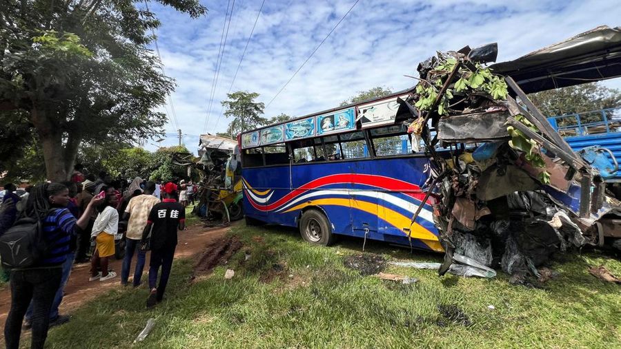 Puing-puing bus angkutan umum yang terlibat dalam tabrakan langsung diparkir di kantor polisi dekat lokasi kecelakaan maut di jalan raya Kampala-Gulu di distrik Kiryandongo, dekat Gulu, Uganda utara, 22 Oktober 2025. Puing-puing bus angkutan umum yang terlibat dalam tabrakan langsung diparkir di kantor polisi dekat lokasi kecelakaan maut di jalan raya Kampala-Gulu di distrik Kiryandongo, dekat Gulu, Uganda utara, 22 Oktober 2025. (REUTERS/Stringer)