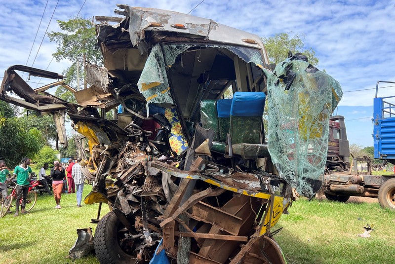 Puing-puing bus angkutan umum yang terlibat dalam tabrakan langsung diparkir di kantor polisi dekat lokasi kecelakaan maut di jalan raya Kampala-Gulu di distrik Kiryandongo, dekat Gulu, Uganda utara, 22 Oktober 2025. Puing-puing bus angkutan umum yang terlibat dalam tabrakan langsung diparkir di kantor polisi dekat lokasi kecelakaan maut di jalan raya Kampala-Gulu di distrik Kiryandongo, dekat Gulu, Uganda utara, 22 Oktober 2025. (REUTERS/Stringer)