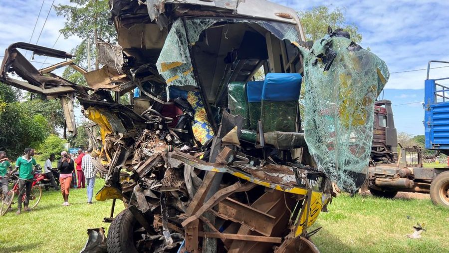 Puing-puing bus angkutan umum yang terlibat dalam tabrakan langsung diparkir di kantor polisi dekat lokasi kecelakaan maut di jalan raya Kampala-Gulu di distrik Kiryandongo, dekat Gulu, Uganda utara, 22 Oktober 2025. Puing-puing bus angkutan umum yang terlibat dalam tabrakan langsung diparkir di kantor polisi dekat lokasi kecelakaan maut di jalan raya Kampala-Gulu di distrik Kiryandongo, dekat Gulu, Uganda utara, 22 Oktober 2025. (REUTERS/Stringer)