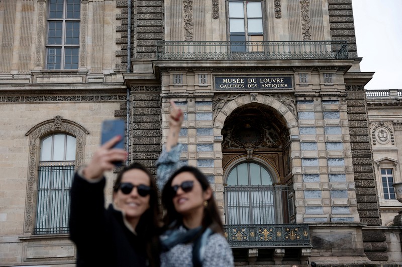 Pengunjung berjalan melewati Galerie d'Apollon yang tutup, tempat delapan koleksi perhiasan Napoleon dan Permaisuri yang dipajang di galeri tersebut dicuri oleh pencuri, di Museum Louvre pada hari dibuka kembali untuk umum untuk pertama kalinya sejak pencurian Minggu lalu, di Paris, Prancis, 22 Oktober 2025. Pengunjung berjalan melewati Galerie d'Apollon yang tutup, tempat delapan koleksi perhiasan Napoleon dan Permaisuri yang dipajang di galeri tersebut dicuri oleh pencuri, di Museum Louvre pada hari dibuka kembali untuk umum untuk pertama kalinya sejak pencurian Minggu lalu, di Paris, Prancis, 22 Oktober 2025. (REUTERS/Gonzalo Fuentes)