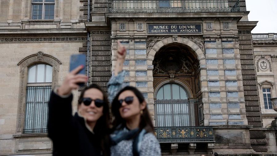 Pengunjung berjalan melewati Galerie d'Apollon yang tutup, tempat delapan koleksi perhiasan Napoleon dan Permaisuri yang dipajang di galeri tersebut dicuri oleh pencuri, di Museum Louvre pada hari dibuka kembali untuk umum untuk pertama kalinya sejak pencurian Minggu lalu, di Paris, Prancis, 22 Oktober 2025. (REUTERS/Gonzalo Fuentes)