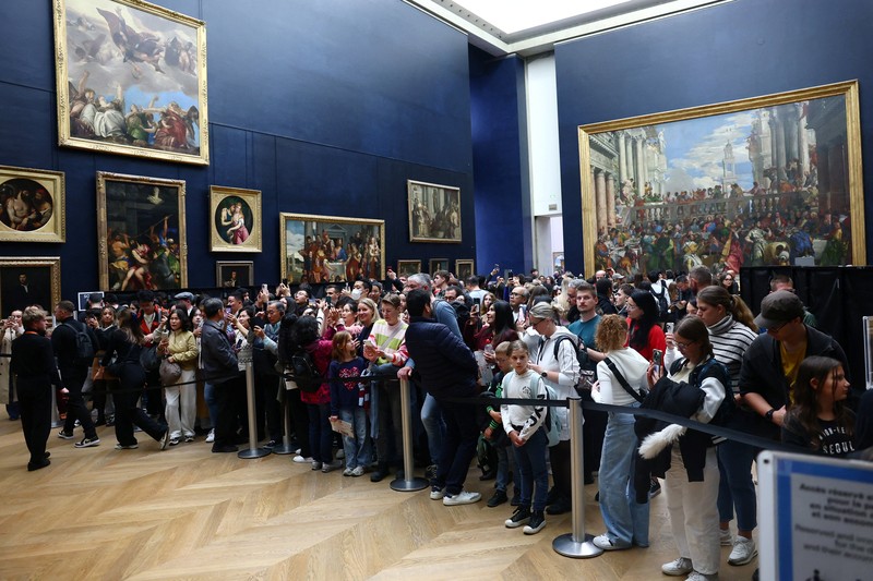 Pengunjung berjalan melewati Galerie d'Apollon yang tutup, tempat delapan koleksi perhiasan Napoleon dan Permaisuri yang dipajang di galeri tersebut dicuri oleh pencuri, di Museum Louvre pada hari dibuka kembali untuk umum untuk pertama kalinya sejak pencurian Minggu lalu, di Paris, Prancis, 22 Oktober 2025. Pengunjung berjalan melewati Galerie d'Apollon yang tutup, tempat delapan koleksi perhiasan Napoleon dan Permaisuri yang dipajang di galeri tersebut dicuri oleh pencuri, di Museum Louvre pada hari dibuka kembali untuk umum untuk pertama kalinya sejak pencurian Minggu lalu, di Paris, Prancis, 22 Oktober 2025. (REUTERS/Gonzalo Fuentes)