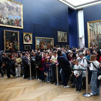 Potret Museum Louvre Dibuka Lagi Usai Kemalingan, Pengunjung Membludak