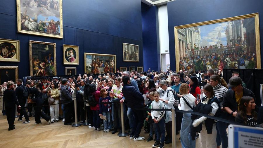 Pengunjung berjalan melewati Galerie d'Apollon yang tutup, tempat delapan koleksi perhiasan Napoleon dan Permaisuri yang dipajang di galeri tersebut dicuri oleh pencuri, di Museum Louvre pada hari dibuka kembali untuk umum untuk pertama kalinya sejak pencurian Minggu lalu, di Paris, Prancis, 22 Oktober 2025. Pengunjung berjalan melewati Galerie d'Apollon yang tutup, tempat delapan koleksi perhiasan Napoleon dan Permaisuri yang dipajang di galeri tersebut dicuri oleh pencuri, di Museum Louvre pada hari dibuka kembali untuk umum untuk pertama kalinya sejak pencurian Minggu lalu, di Paris, Prancis, 22 Oktober 2025. (REUTERS/Gonzalo Fuentes)