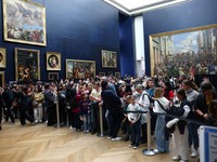 Potret Museum Louvre Dibuka Lagi Usai Kemalingan, Pengunjung Membludak
