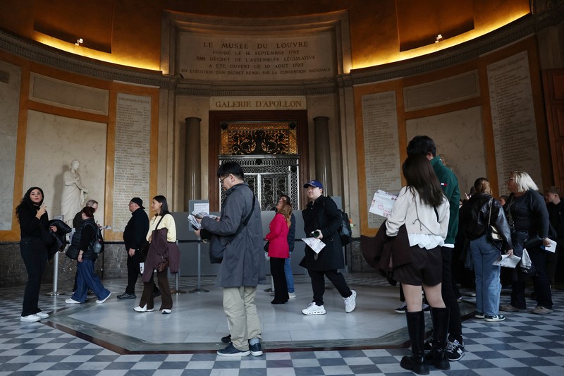 Pengunjung berjalan melewati Galerie d'Apollon yang tutup, tempat delapan koleksi perhiasan Napoleon dan Permaisuri yang dipajang di galeri tersebut dicuri oleh pencuri, di Museum Louvre pada hari dibuka kembali untuk umum untuk pertama kalinya sejak pencurian Minggu lalu, di Paris, Prancis, 22 Oktober 2025. Pengunjung berjalan melewati Galerie d'Apollon yang tutup, tempat delapan koleksi perhiasan Napoleon dan Permaisuri yang dipajang di galeri tersebut dicuri oleh pencuri, di Museum Louvre pada hari dibuka kembali untuk umum untuk pertama kalinya sejak pencurian Minggu lalu, di Paris, Prancis, 22 Oktober 2025. (REUTERS/Gonzalo Fuentes)