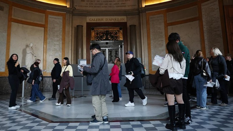 Pengunjung berjalan melewati Galerie d'Apollon yang tutup, tempat delapan koleksi perhiasan Napoleon dan Permaisuri yang dipajang di galeri tersebut dicuri oleh pencuri, di Museum Louvre pada hari dibuka kembali untuk umum untuk pertama kalinya sejak pencurian Minggu lalu, di Paris, Prancis, 22 Oktober 2025. (REUTERS/Gonzalo Fuentes)