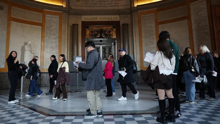 Pengunjung berjalan melewati Galerie d'Apollon yang tutup, tempat delapan koleksi perhiasan Napoleon dan Permaisuri yang dipajang di galeri tersebut dicuri oleh pencuri, di Museum Louvre pada hari dibuka kembali untuk umum untuk pertama kalinya sejak pencurian Minggu lalu, di Paris, Prancis, 22 Oktober 2025. Pengunjung berjalan melewati Galerie d'Apollon yang tutup, tempat delapan koleksi perhiasan Napoleon dan Permaisuri yang dipajang di galeri tersebut dicuri oleh pencuri, di Museum Louvre pada hari dibuka kembali untuk umum untuk pertama kalinya sejak pencurian Minggu lalu, di Paris, Prancis, 22 Oktober 2025. (REUTERS/Gonzalo Fuentes)