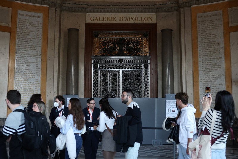 Pengunjung berjalan melewati Galerie d'Apollon yang tutup, tempat delapan koleksi perhiasan Napoleon dan Permaisuri yang dipajang di galeri tersebut dicuri oleh pencuri, di Museum Louvre pada hari dibuka kembali untuk umum untuk pertama kalinya sejak pencurian Minggu lalu, di Paris, Prancis, 22 Oktober 2025. Pengunjung berjalan melewati Galerie d'Apollon yang tutup, tempat delapan koleksi perhiasan Napoleon dan Permaisuri yang dipajang di galeri tersebut dicuri oleh pencuri, di Museum Louvre pada hari dibuka kembali untuk umum untuk pertama kalinya sejak pencurian Minggu lalu, di Paris, Prancis, 22 Oktober 2025. (REUTERS/Gonzalo Fuentes)