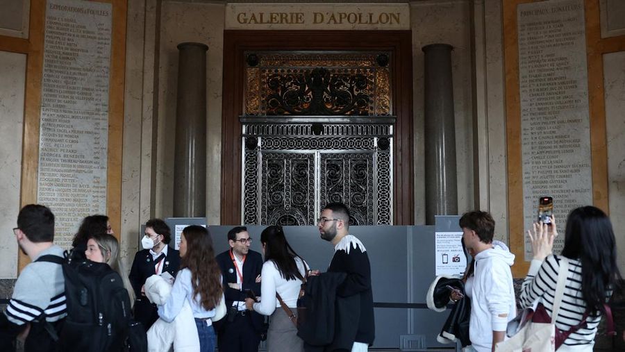Pengunjung berjalan melewati Galerie d'Apollon yang tutup, tempat delapan koleksi perhiasan Napoleon dan Permaisuri yang dipajang di galeri tersebut dicuri oleh pencuri, di Museum Louvre pada hari dibuka kembali untuk umum untuk pertama kalinya sejak pencurian Minggu lalu, di Paris, Prancis, 22 Oktober 2025. (REUTERS/Gonzalo Fuentes)