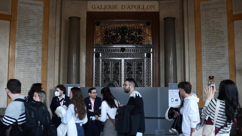 Pengunjung berjalan melewati Galerie d'Apollon yang tutup, tempat delapan koleksi perhiasan Napoleon dan Permaisuri yang dipajang di galeri tersebut dicuri oleh pencuri, di Museum Louvre pada hari dibuka kembali untuk umum untuk pertama kalinya sejak pencurian Minggu lalu, di Paris, Prancis, 22 Oktober 2025. (REUTERS/Gonzalo Fuentes)