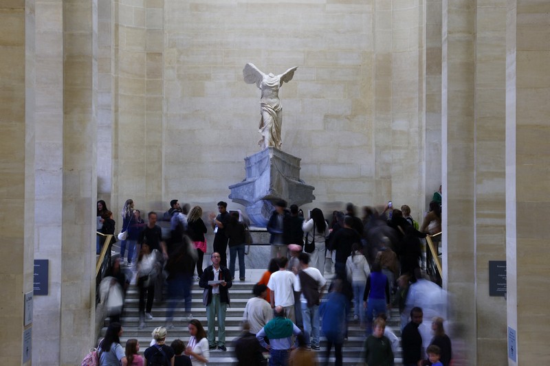 Pengunjung berjalan melewati Galerie d'Apollon yang tutup, tempat delapan koleksi perhiasan Napoleon dan Permaisuri yang dipajang di galeri tersebut dicuri oleh pencuri, di Museum Louvre pada hari dibuka kembali untuk umum untuk pertama kalinya sejak pencurian Minggu lalu, di Paris, Prancis, 22 Oktober 2025. Pengunjung berjalan melewati Galerie d'Apollon yang tutup, tempat delapan koleksi perhiasan Napoleon dan Permaisuri yang dipajang di galeri tersebut dicuri oleh pencuri, di Museum Louvre pada hari dibuka kembali untuk umum untuk pertama kalinya sejak pencurian Minggu lalu, di Paris, Prancis, 22 Oktober 2025. (REUTERS/Gonzalo Fuentes)