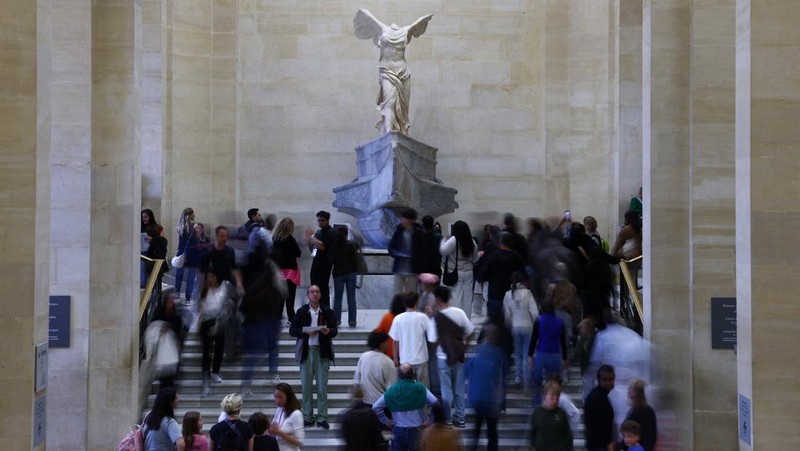 Pengunjung berjalan melewati Galerie d'Apollon yang tutup, tempat delapan koleksi perhiasan Napoleon dan Permaisuri yang dipajang di galeri tersebut dicuri oleh pencuri, di Museum Louvre pada hari dibuka kembali untuk umum untuk pertama kalinya sejak pencurian Minggu lalu, di Paris, Prancis, 22 Oktober 2025. (REUTERS/Gonzalo Fuentes)