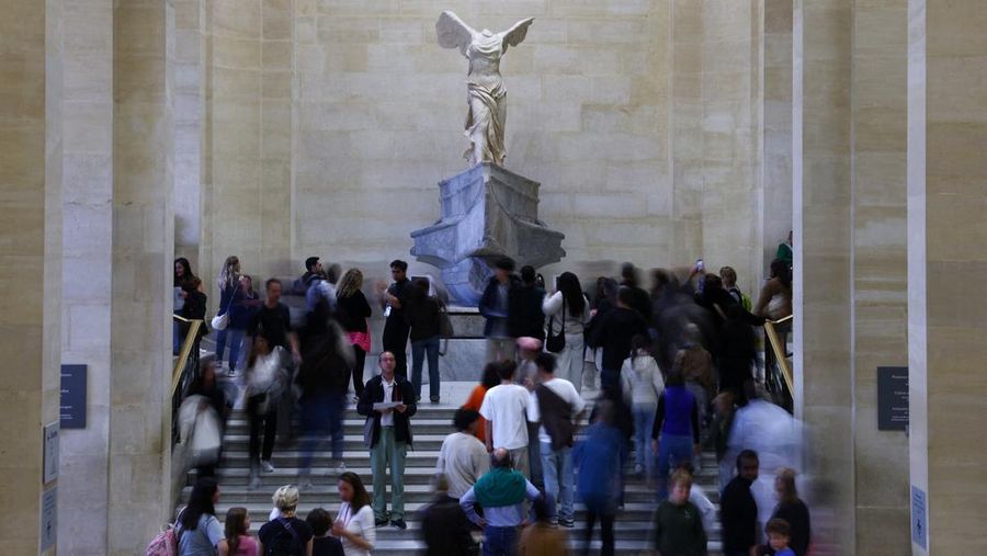 Pengunjung berjalan melewati Galerie d'Apollon yang tutup, tempat delapan koleksi perhiasan Napoleon dan Permaisuri yang dipajang di galeri tersebut dicuri oleh pencuri, di Museum Louvre pada hari dibuka kembali untuk umum untuk pertama kalinya sejak pencurian Minggu lalu, di Paris, Prancis, 22 Oktober 2025. Pengunjung berjalan melewati Galerie d'Apollon yang tutup, tempat delapan koleksi perhiasan Napoleon dan Permaisuri yang dipajang di galeri tersebut dicuri oleh pencuri, di Museum Louvre pada hari dibuka kembali untuk umum untuk pertama kalinya sejak pencurian Minggu lalu, di Paris, Prancis, 22 Oktober 2025. (REUTERS/Gonzalo Fuentes)