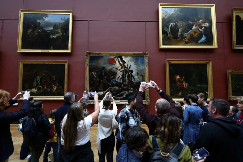Pengunjung berjalan melewati Galerie d'Apollon yang tutup, tempat delapan koleksi perhiasan Napoleon dan Permaisuri yang dipajang di galeri tersebut dicuri oleh pencuri, di Museum Louvre pada hari dibuka kembali untuk umum untuk pertama kalinya sejak pencurian Minggu lalu, di Paris, Prancis, 22 Oktober 2025. Pengunjung berjalan melewati Galerie d'Apollon yang tutup, tempat delapan koleksi perhiasan Napoleon dan Permaisuri yang dipajang di galeri tersebut dicuri oleh pencuri, di Museum Louvre pada hari dibuka kembali untuk umum untuk pertama kalinya sejak pencurian Minggu lalu, di Paris, Prancis, 22 Oktober 2025. (REUTERS/Gonzalo Fuentes)