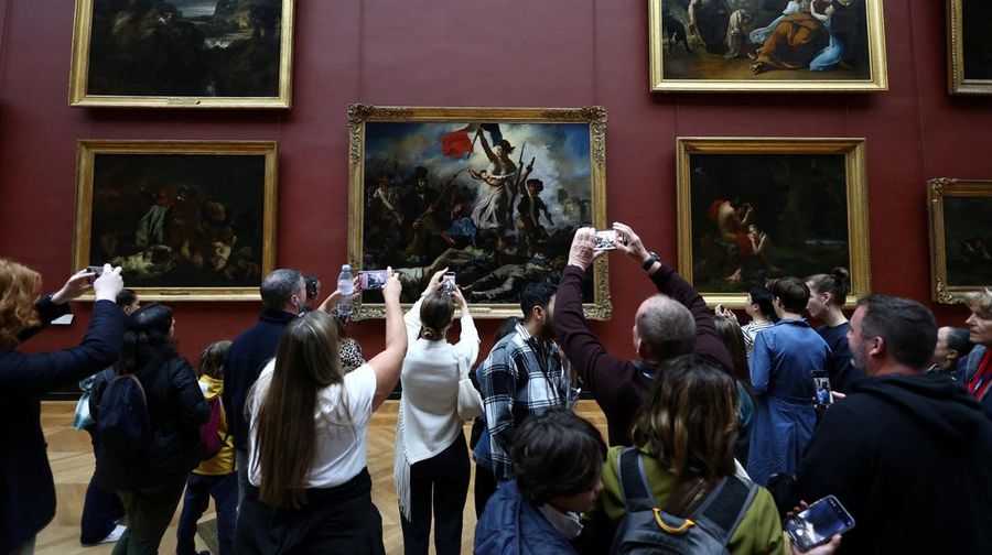 Pengunjung berjalan melewati Galerie d'Apollon yang tutup, tempat delapan koleksi perhiasan Napoleon dan Permaisuri yang dipajang di galeri tersebut dicuri oleh pencuri, di Museum Louvre pada hari dibuka kembali untuk umum untuk pertama kalinya sejak pencurian Minggu lalu, di Paris, Prancis, 22 Oktober 2025. Pengunjung berjalan melewati Galerie d'Apollon yang tutup, tempat delapan koleksi perhiasan Napoleon dan Permaisuri yang dipajang di galeri tersebut dicuri oleh pencuri, di Museum Louvre pada hari dibuka kembali untuk umum untuk pertama kalinya sejak pencurian Minggu lalu, di Paris, Prancis, 22 Oktober 2025. (REUTERS/Gonzalo Fuentes)
