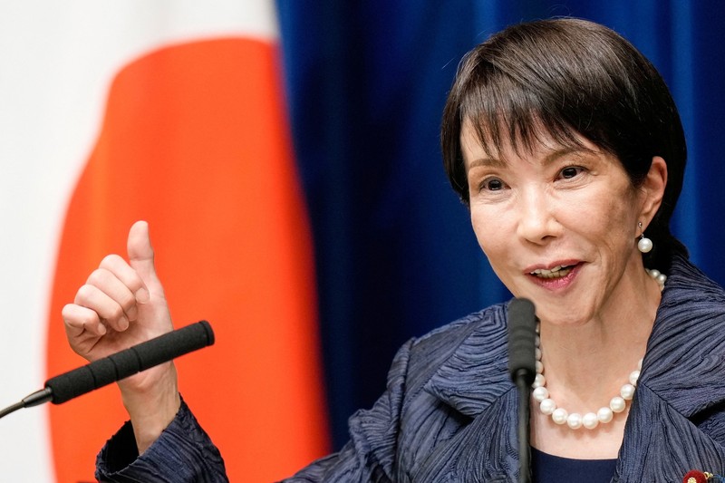 Seorang staf menyiapkan camilan suvenir yang menandai pelantikan Perdana Menteri Jepang Sanae Takaichi di toko suvenir di Gedung Diet Nasional di Tokyo, Jepang, 22 Oktober 2025. Seorang staf menyiapkan camilan suvenir yang menandai pelantikan Perdana Menteri Jepang Sanae Takaichi di toko suvenir di Gedung Diet Nasional di Tokyo, Jepang, 22 Oktober 2025. (REUTERS/Kim Kyung-Hoon)