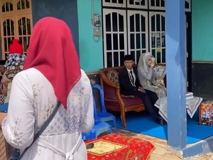 Tak Ada Dekorasi dan Pelaminan, Pernikahan di Jateng Ini Viral Jadi Sorotan