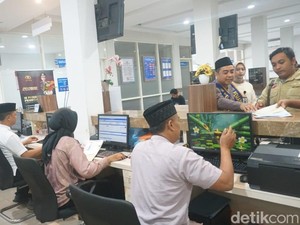 Petugas Pelayanan Polres Jombang Berpakaian Muslim Sambut Hari Santri