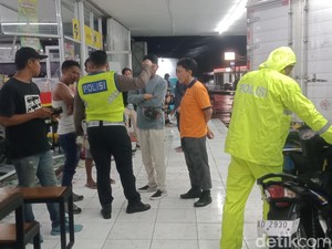Truk Oleng Tabrak Pikap-Motor Lalu Terjang Minimarket di Delanggu Klaten