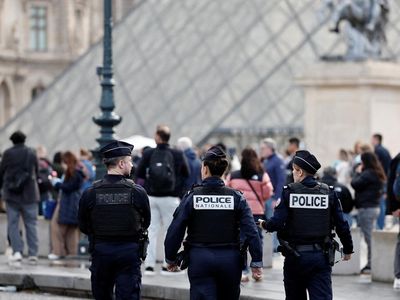 Dua Tersangka Pencurian Mahkota Louvre Dibekuk Polisi