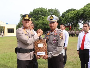 Kapolres Banyuasin Beri Penghargaan kepada 82 Personel Berprestasi