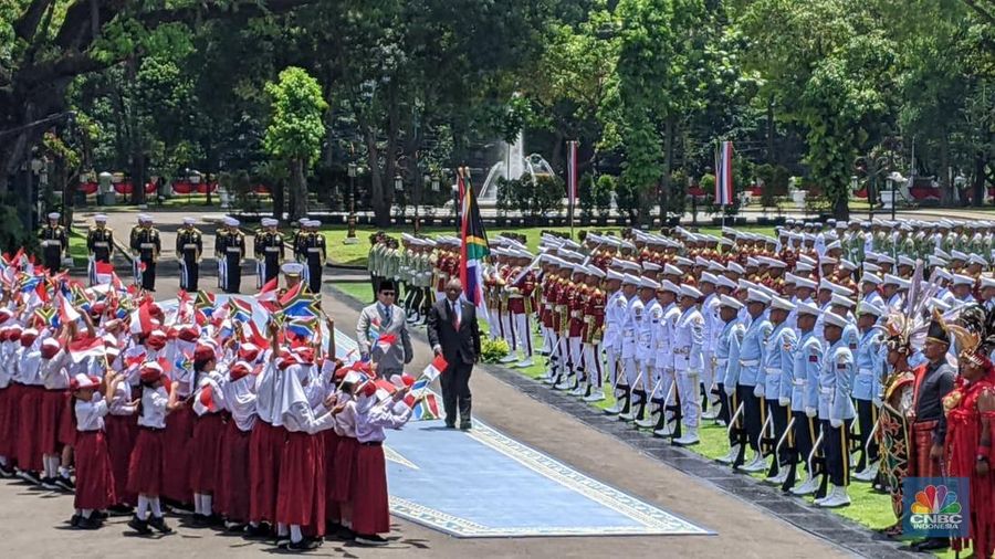 Presiden Prabowo Subianto bersama beberapa Kabinet Menteri Merah Putih dan Jaksa Agung, ST Burhanuddin dalam Penyerahan Uang Pengganti Kerugian Negara, di Kejaksaan Agung, Jakarta, Senin (20/10/2025). Presiden Prabowo Subianto bersama beberapa Kabinet Menteri Merah Putih dan Jaksa Agung, ST Burhanuddin dalam Penyerahan Uang Pengganti Kerugian Negara, di Kejaksaan Agung, Jakarta, Senin (20/10/2025). (CNBC Indonesia/Tri Susilo)