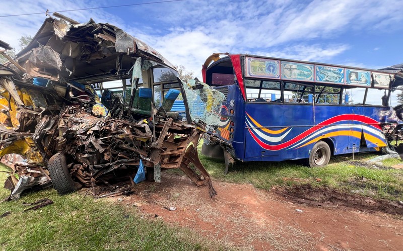 Puing-puing bus angkutan umum yang terlibat dalam tabrakan langsung diparkir di kantor polisi dekat lokasi kecelakaan maut di jalan raya Kampala-Gulu di distrik Kiryandongo, dekat Gulu, Uganda utara, 22 Oktober 2025. Puing-puing bus angkutan umum yang terlibat dalam tabrakan langsung diparkir di kantor polisi dekat lokasi kecelakaan maut di jalan raya Kampala-Gulu di distrik Kiryandongo, dekat Gulu, Uganda utara, 22 Oktober 2025. (REUTERS/Stringer)