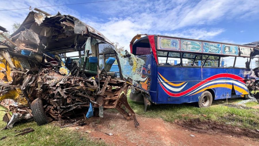 Puing-puing bus angkutan umum yang terlibat dalam tabrakan langsung diparkir di kantor polisi dekat lokasi kecelakaan maut di jalan raya Kampala-Gulu di distrik Kiryandongo, dekat Gulu, Uganda utara, 22 Oktober 2025. Puing-puing bus angkutan umum yang terlibat dalam tabrakan langsung diparkir di kantor polisi dekat lokasi kecelakaan maut di jalan raya Kampala-Gulu di distrik Kiryandongo, dekat Gulu, Uganda utara, 22 Oktober 2025. (REUTERS/Stringer)