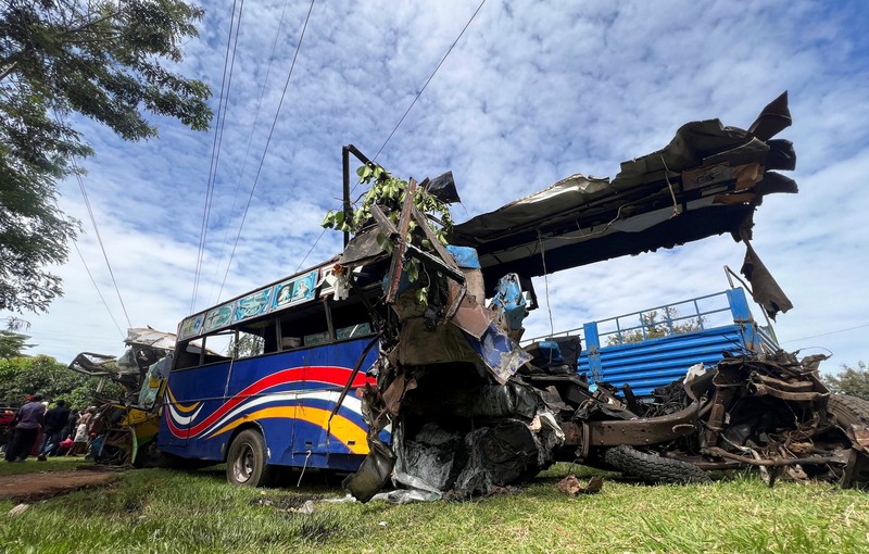 Puing-puing bus angkutan umum yang terlibat dalam tabrakan langsung diparkir di kantor polisi dekat lokasi kecelakaan maut di jalan raya Kampala-Gulu di distrik Kiryandongo, dekat Gulu, Uganda utara, 22 Oktober 2025. Puing-puing bus angkutan umum yang terlibat dalam tabrakan langsung diparkir di kantor polisi dekat lokasi kecelakaan maut di jalan raya Kampala-Gulu di distrik Kiryandongo, dekat Gulu, Uganda utara, 22 Oktober 2025. (REUTERS/Stringer)