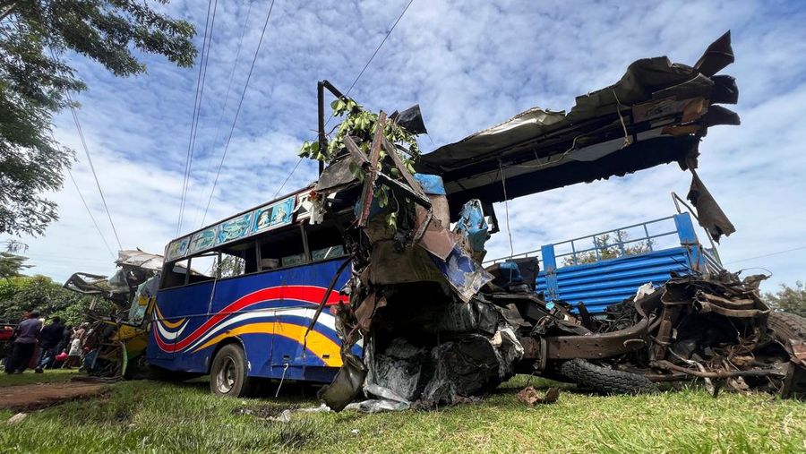 Puing-puing bus angkutan umum yang terlibat dalam tabrakan langsung diparkir di kantor polisi dekat lokasi kecelakaan maut di jalan raya Kampala-Gulu di distrik Kiryandongo, dekat Gulu, Uganda utara, 22 Oktober 2025. Puing-puing bus angkutan umum yang terlibat dalam tabrakan langsung diparkir di kantor polisi dekat lokasi kecelakaan maut di jalan raya Kampala-Gulu di distrik Kiryandongo, dekat Gulu, Uganda utara, 22 Oktober 2025. (REUTERS/Stringer)