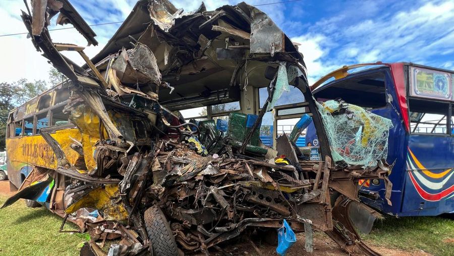 Puing-puing bus angkutan umum yang terlibat dalam tabrakan langsung diparkir di kantor polisi dekat lokasi kecelakaan maut di jalan raya Kampala-Gulu di distrik Kiryandongo, dekat Gulu, Uganda utara, 22 Oktober 2025. Puing-puing bus angkutan umum yang terlibat dalam tabrakan langsung diparkir di kantor polisi dekat lokasi kecelakaan maut di jalan raya Kampala-Gulu di distrik Kiryandongo, dekat Gulu, Uganda utara, 22 Oktober 2025. (REUTERS/Stringer)