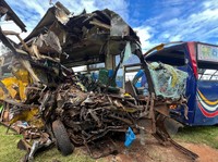 Bus Rombongan Gereja Tiba-Tiba Hantam Tebing, Puluhan Orang Luka