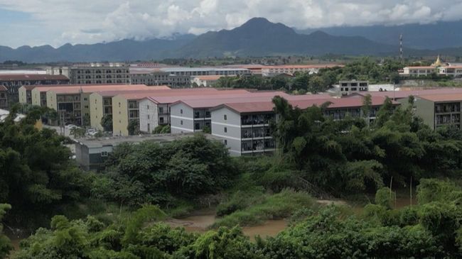 Markas Penipu Dibombardir Tentara, Asap Mengepul-Rumah Warga Rusak