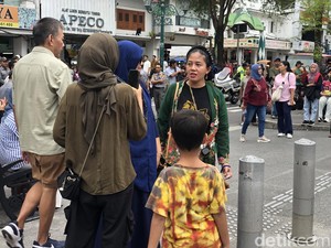 Rara Pawang Hujan Muncul di Malioboro Jelang Kirab Kereta Keraton