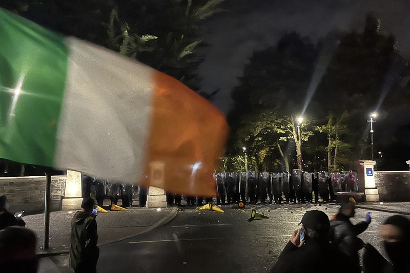 Ricuh saat demonstrasi di luar sebuah hotel yang menampung para pencari suaka berubah menjadi kekerasan di Saggart, barat daya Dublin, Irlandia, Selasa (21/10/2025). (Peter MURPHY / AFP) Ricuh saat demonstrasi di luar sebuah hotel yang menampung para pencari suaka berubah menjadi kekerasan di Saggart, barat daya Dublin, Irlandia, Selasa (21/10/2025). (Peter MURPHY / AFP)