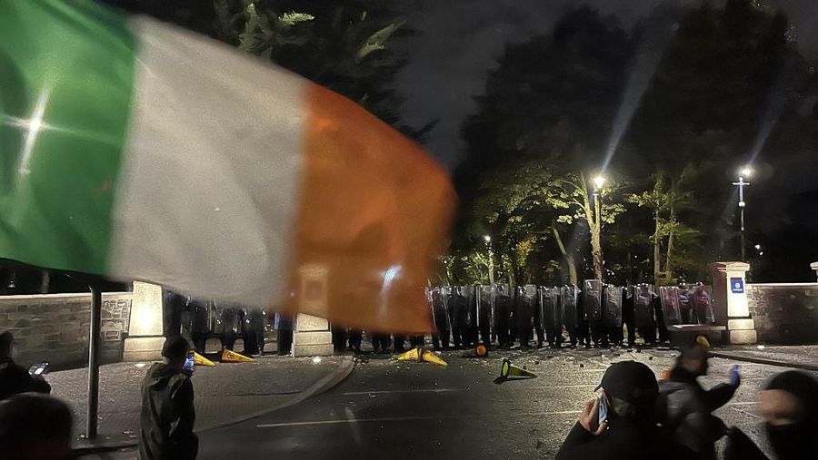 Ricuh saat demonstrasi di luar sebuah hotel yang menampung para pencari suaka berubah menjadi kekerasan di Saggart, barat daya Dublin, Irlandia, Selasa (21/10/2025). (Peter MURPHY / AFP) Ricuh saat demonstrasi di luar sebuah hotel yang menampung para pencari suaka berubah menjadi kekerasan di Saggart, barat daya Dublin, Irlandia, Selasa (21/10/2025). (Peter MURPHY / AFP)