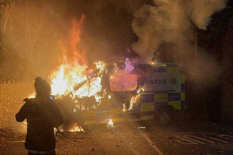 Ricuh saat demonstrasi di luar sebuah hotel yang menampung para pencari suaka berubah menjadi kekerasan di Saggart, barat daya Dublin, Irlandia, Selasa (21/10/2025). (Peter MURPHY / AFP) Ricuh saat demonstrasi di luar sebuah hotel yang menampung para pencari suaka berubah menjadi kekerasan di Saggart, barat daya Dublin, Irlandia, Selasa (21/10/2025). (Peter MURPHY / AFP)